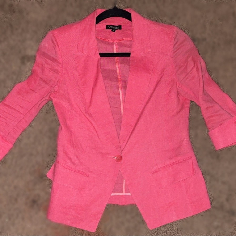 Flattering Light Blazer with Three-Quarter Sleeves